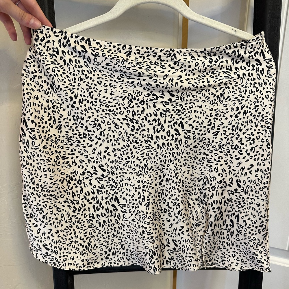leopard print mini skirt with slit